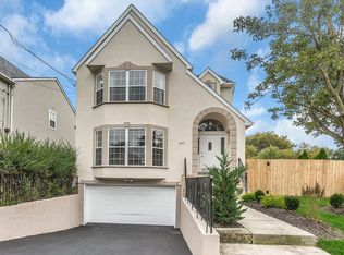 260 Center St, Williston Park, NY 11596