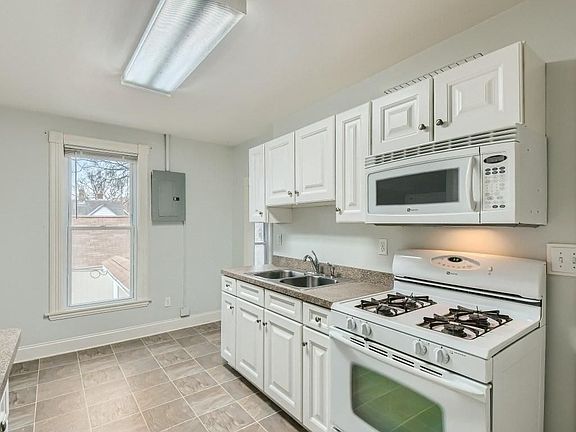2nd image of 528 20th Ave NE