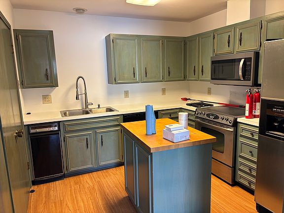 Kitchen, with moveable island.