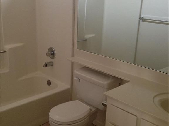 4th image of 2414 N Clark St