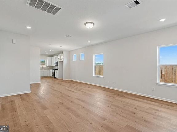 4th image of 148 Red Oak Ln