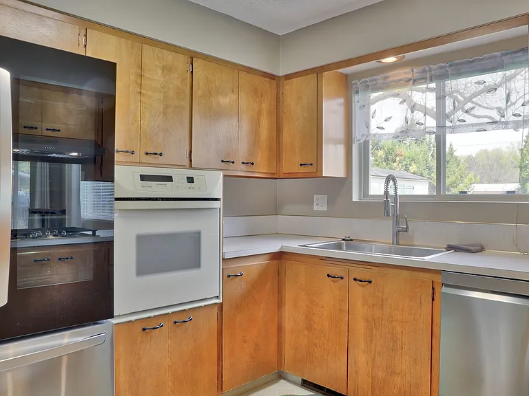 512 W Colorado Ave — Photo 4