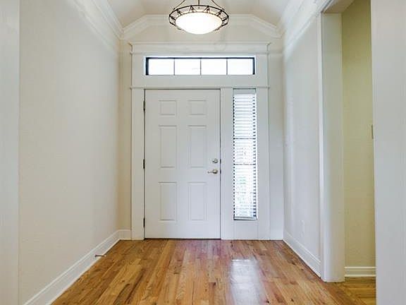 5th image of 1800 Victoria Cir