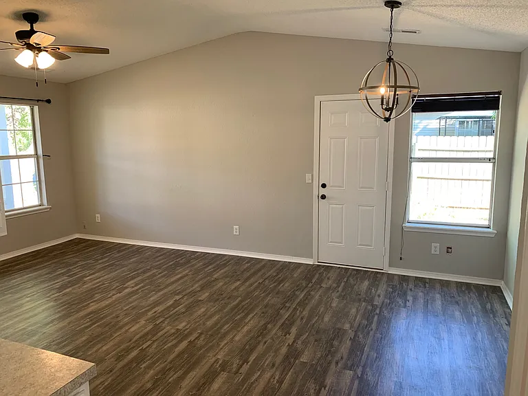 228 NW J St — Photo 5