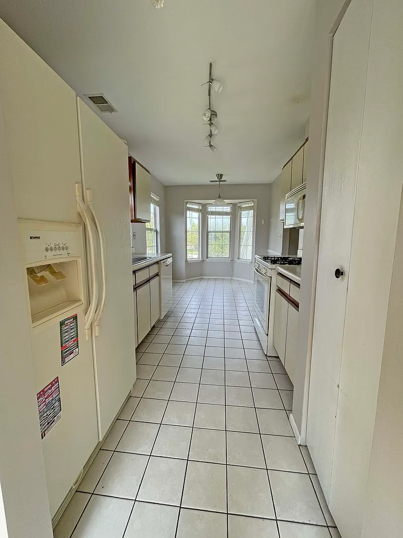 2 bed, 1122 sqft, $2,400 — Photo 4