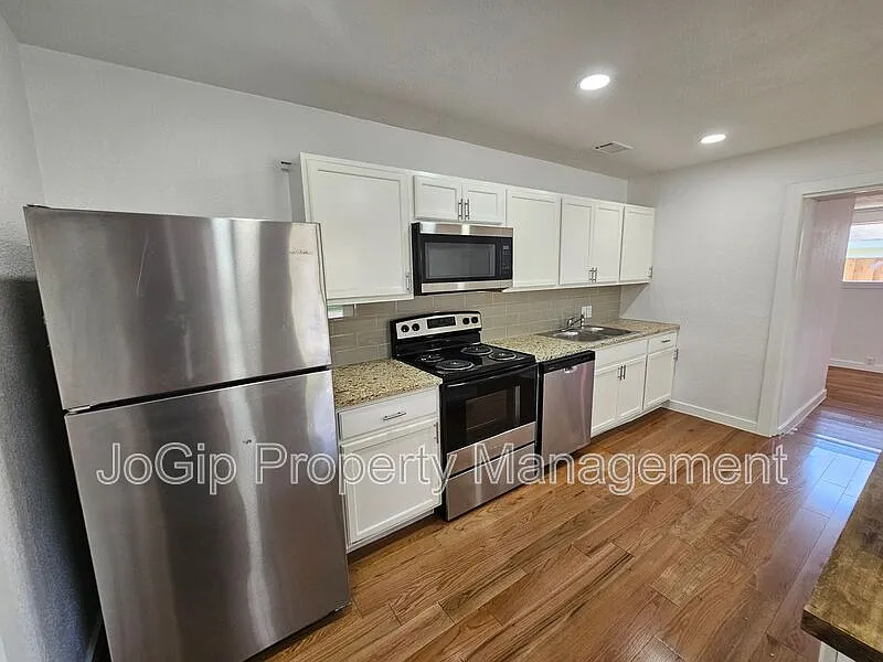 3 bed, 2.5 bath, 1730 sqft, $2,195 — Photo 2