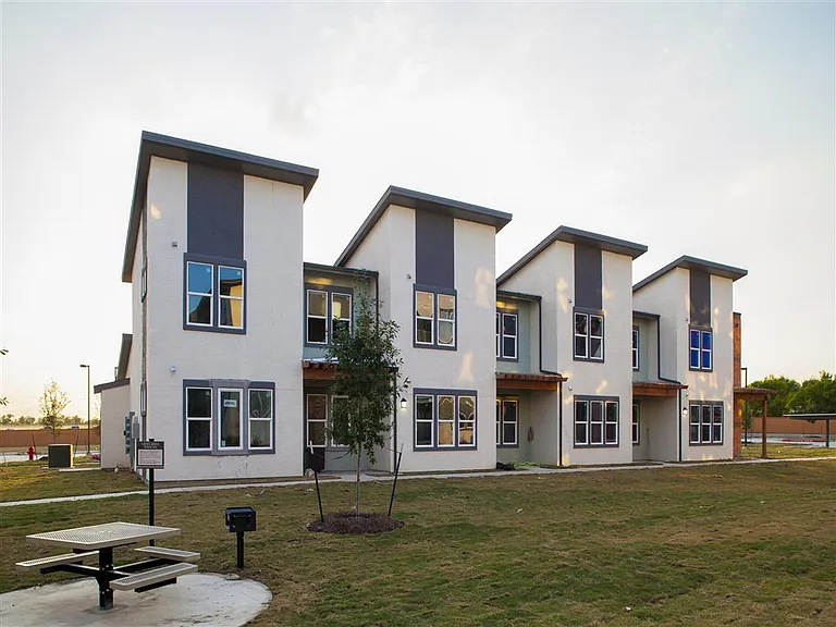 Sienna Pointe — Photo 8