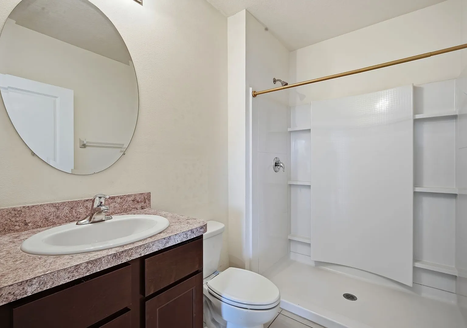 Large 5bds/2.5 Bths Home With Loft , Large Backyard Close To All! — Photo 3