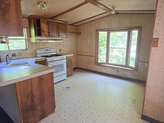 2nd image of 123 Sessions Rd