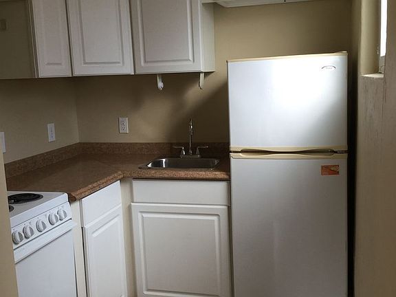 3rd image of 834-B 5th Ave W