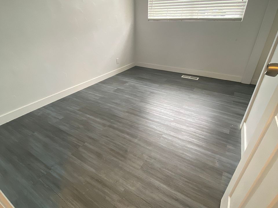 1st image of 105 N Green Dr