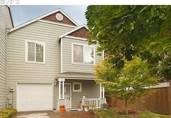 607 NE Russell St — Photo 1