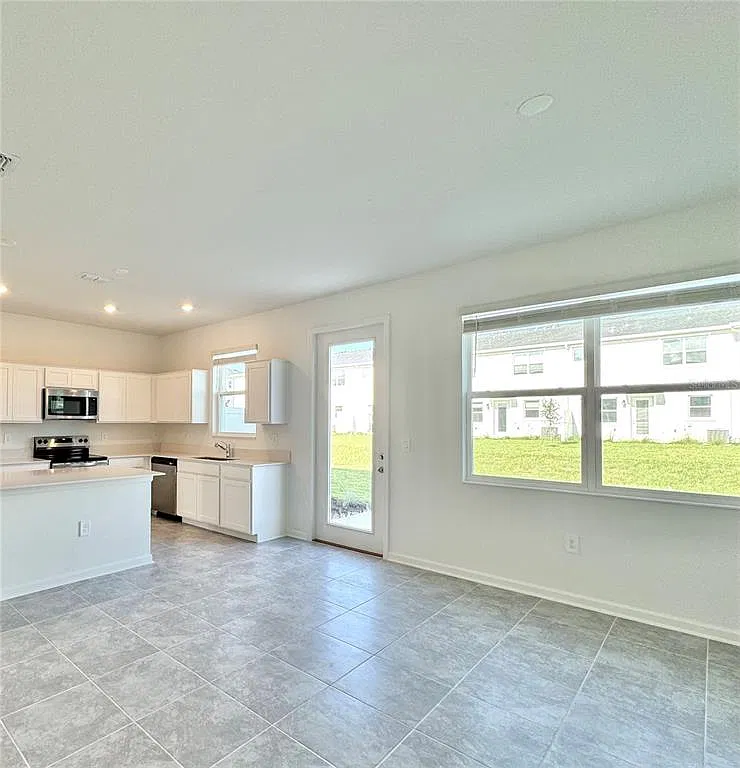 4 bed, 3.5 bath, 1944 sqft, $2,380 — Photo 4