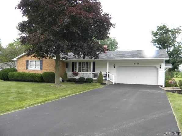 6765 Errick Rd, North Tonawanda, NY 14120
