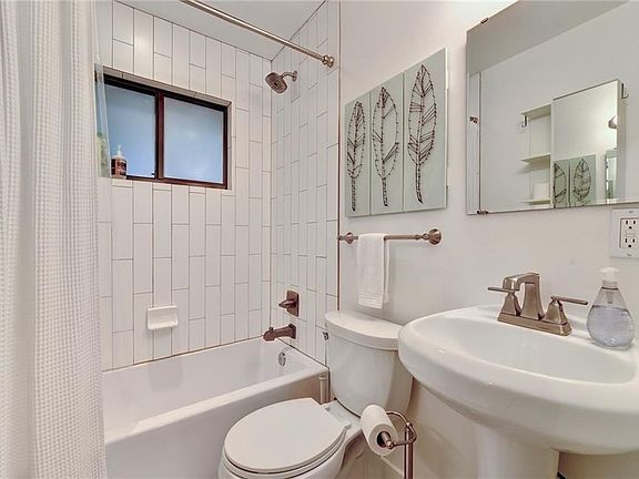 4th image of 2102 Kenwood Ave #B