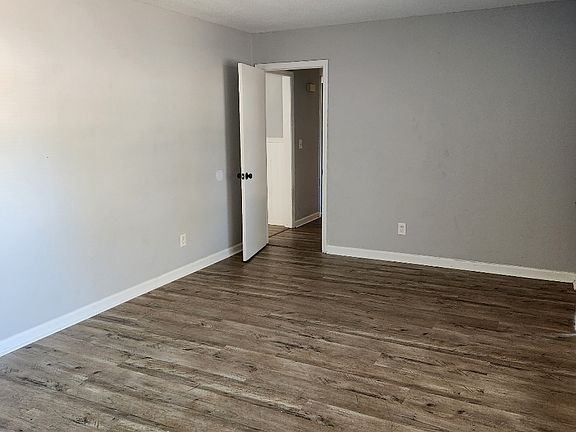 4th image of 4906 Lord Byron Rd