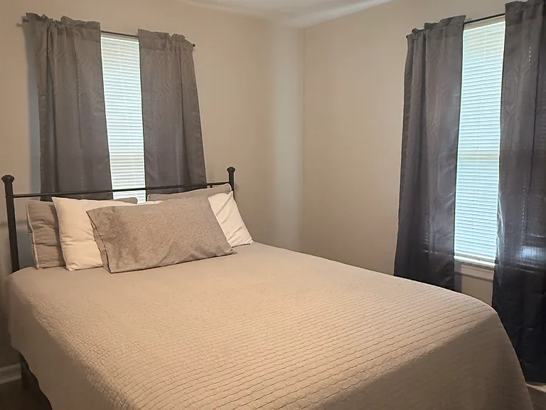 Queen Bed, Bedroom 2
