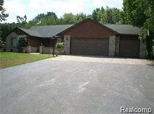 2662 Crooked Lake Rd, Howell, MI 48843