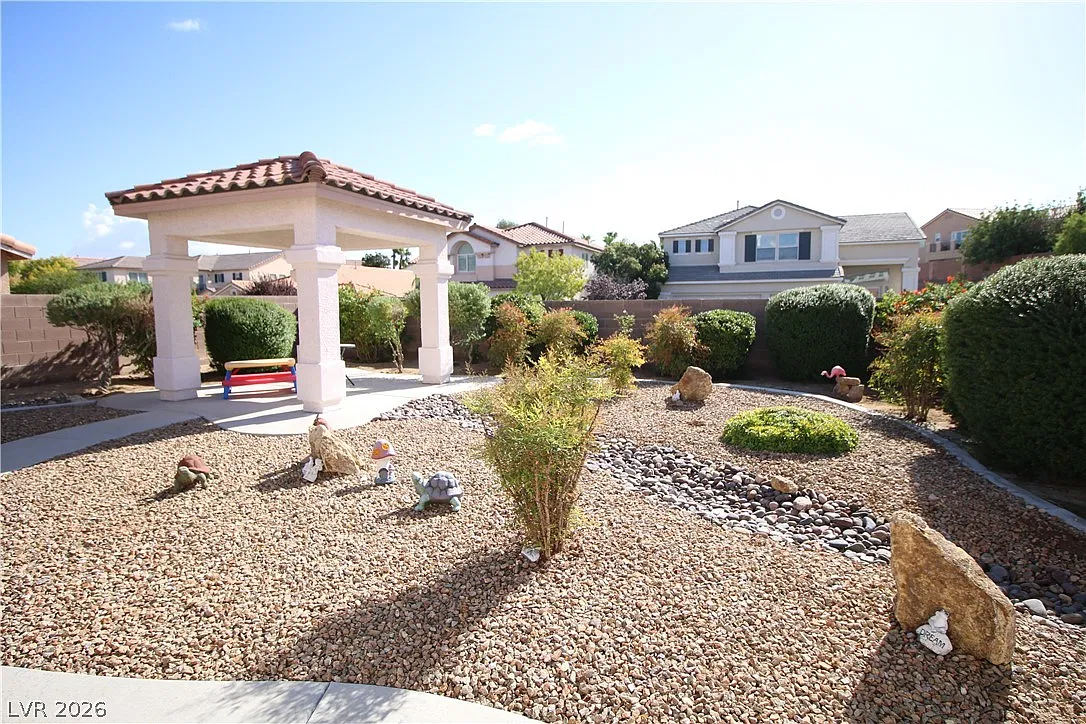 4 bed, 3.0 bath, 2033 sqft, $2,600 — Photo 4