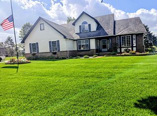 221 Maplewood Dr, Clarkston, MI 48348