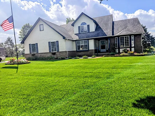 221 Maplewood Dr, Clarkston, MI 48348