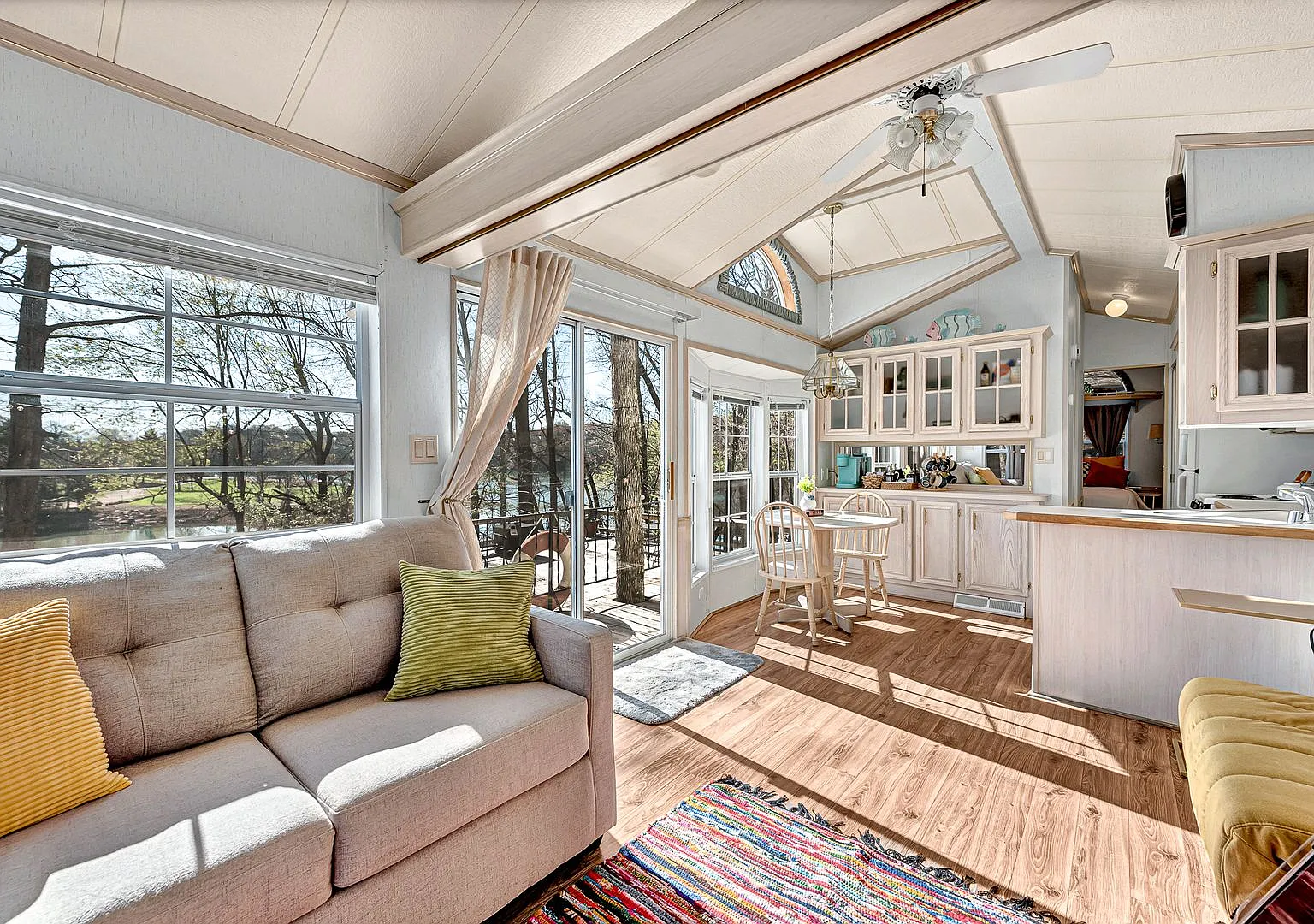 Lake view!! 1-Bed 1-Bathroom, Fully Furnished and All Appliances Provided! — Photo 4