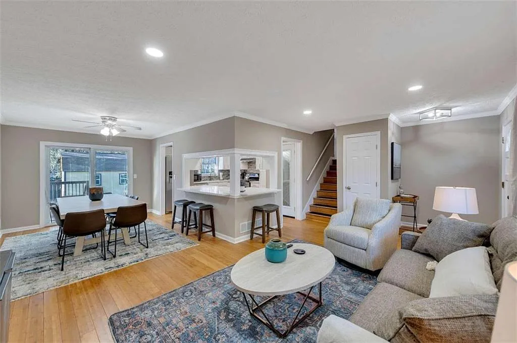 4 bed, 2.5 bath, $5,950 — Photo 4