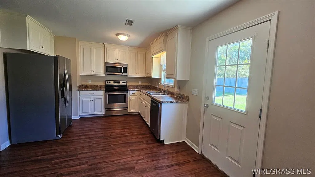 3 bed, 1.5 bath, 1096 sqft, $1,500 — Photo 3