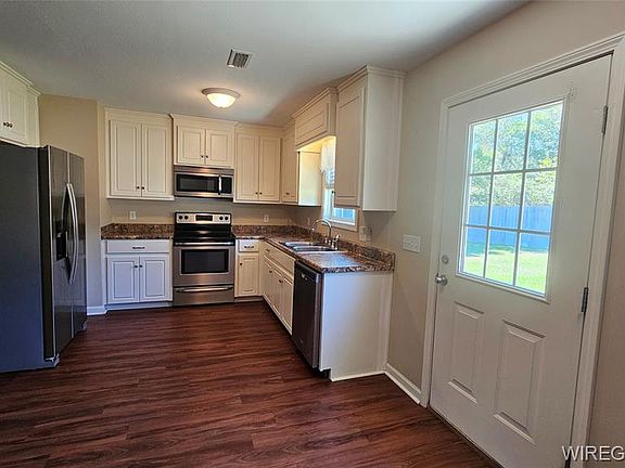 3rd image of 590 Bingham Ave