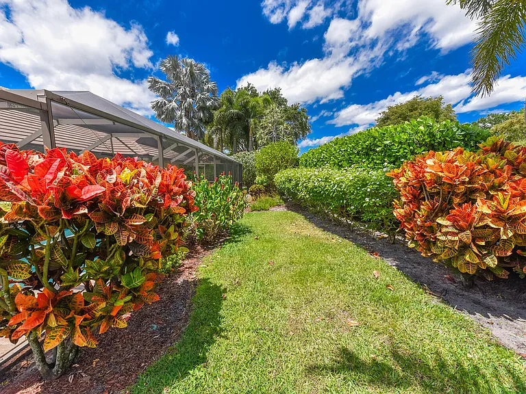 3185 Saint James Dr — Photo 40