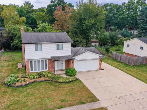 8655 War Bonnet Dr, Commerce Township, MI 48382