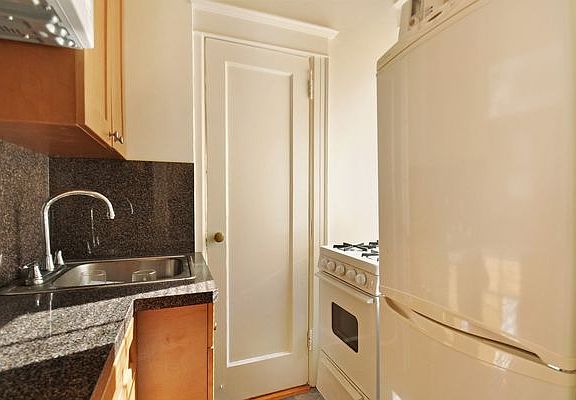 3rd image of 49 Willow St APT 2C