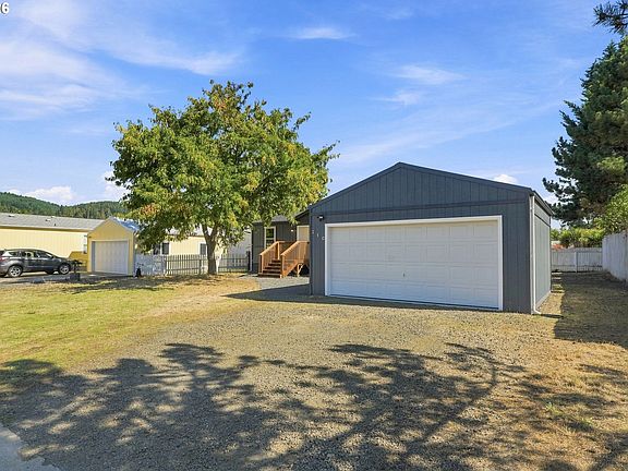 3rd image of 310 Sunny Ln