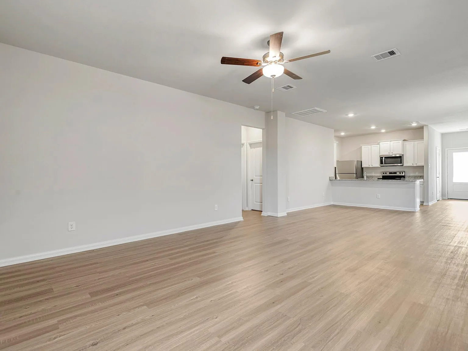3 bed, 2.0 bath, 1571 sqft, $2,380 — Photo 3