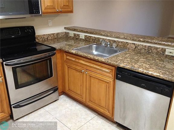 4th image of 9881 Nob Hill Ct #9881