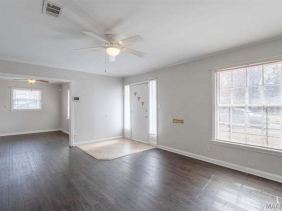 5th image of 614 Stuart St