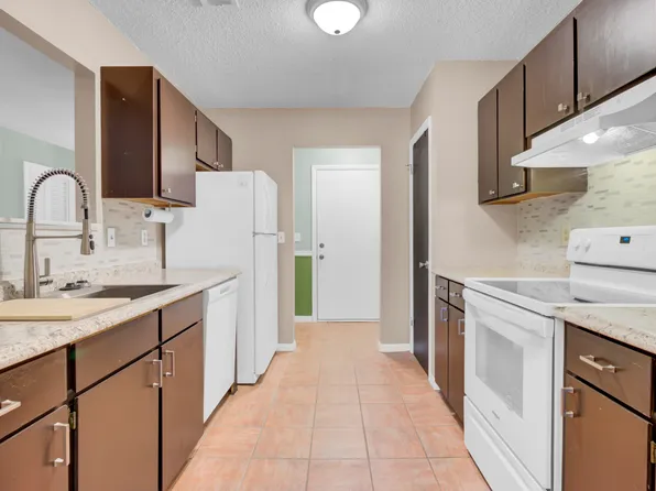 807 Greencastle Dr, Goose Creek, SC 29445