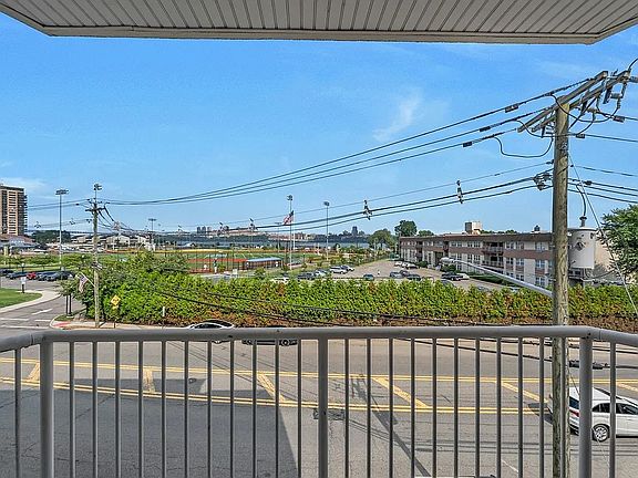 4th image of 1100 River Rd APT 202