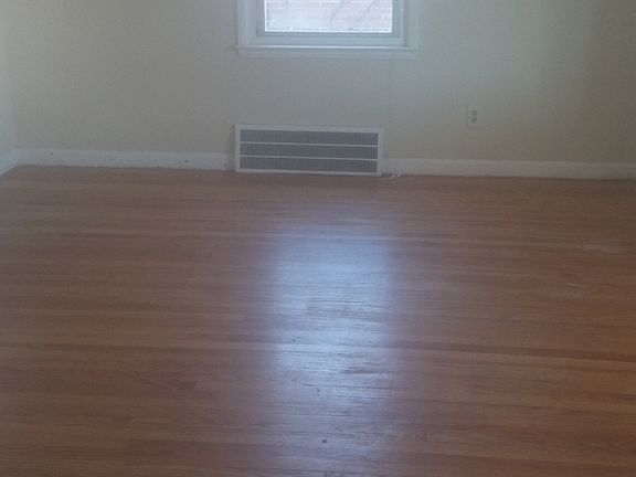 4th image of 7746 Winona Ave
