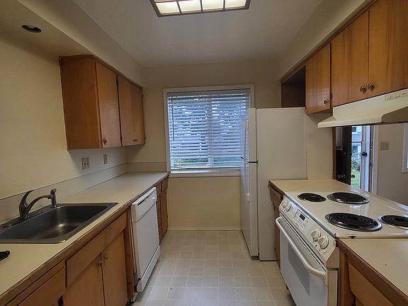 2nd image of 1430 SE 2nd Pl #9