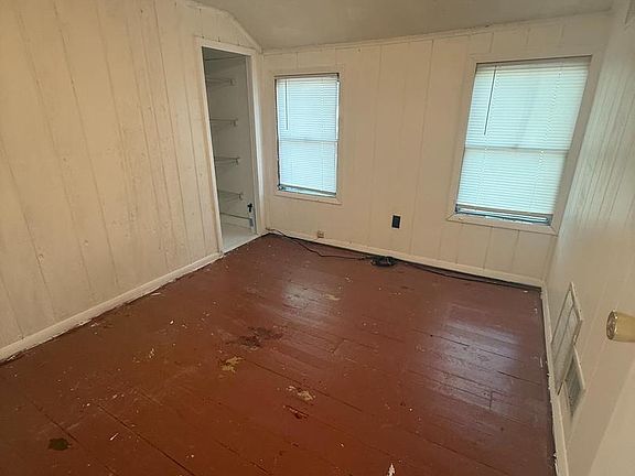 4th image of 165 John St