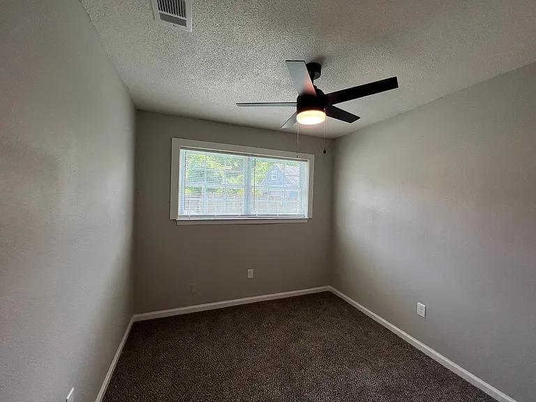 571 Loraine Rd — Photo 10
