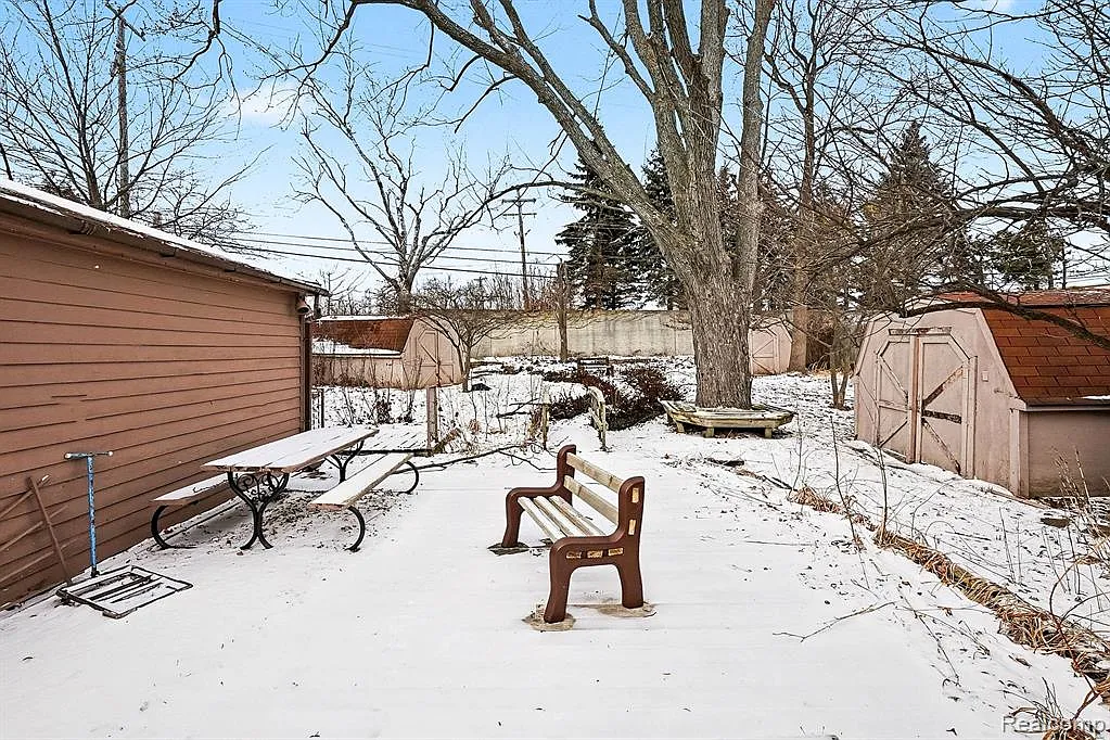 3 bed, 900 sqft, $1,500 — Photo 3
