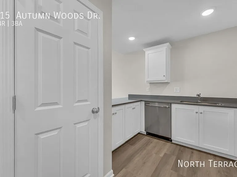 215 Autumn Woods Dr — Photo 3