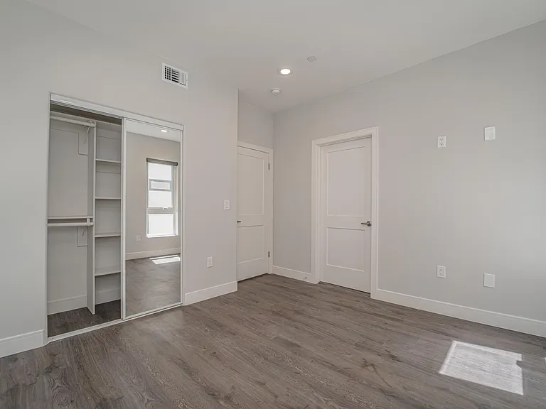 4526 1/2 Saint Charles Pl — Photo 10