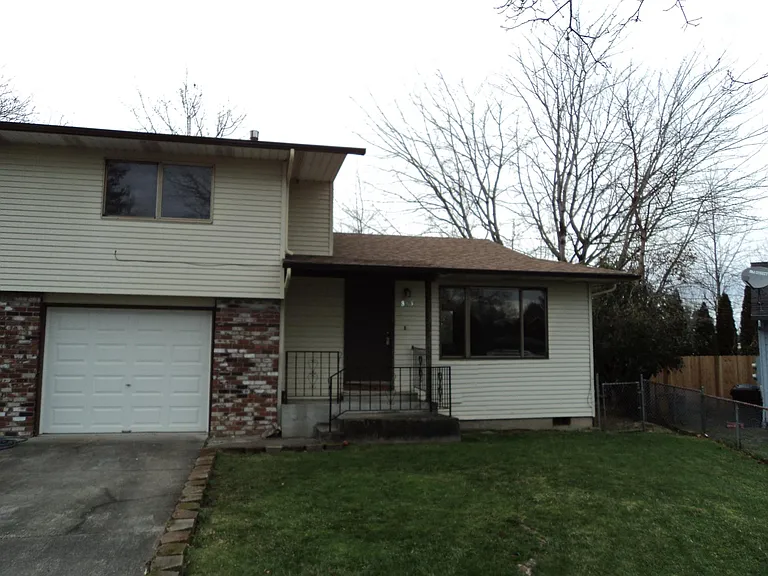 865 NE Scott Ct — Photo 1