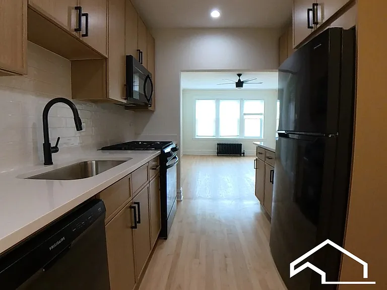 4539 W Barry Ave #2 — Photo 2