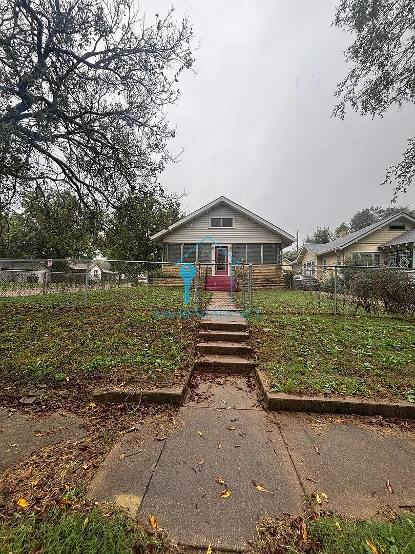 Three bed one bath house available NOW! — Photo 1