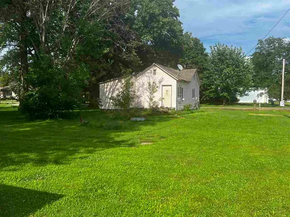 107 S Farmer St, Brighton, IA 52540