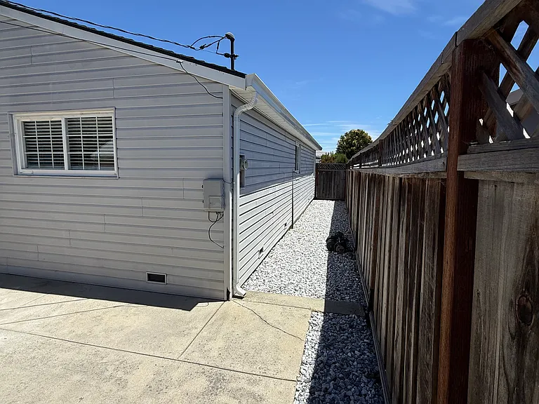4765 Serra Ave — Photo 34